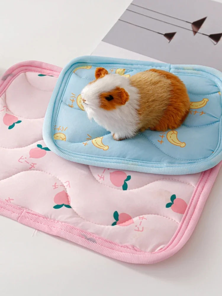Petit tapis rafraîchissant pour animaux de compagnie, tapis rafraîchissant en soie glacée pour l'été, tapis de chenil pour hamster, tapis rafraîchissant pour cochon d'Inde, chinchilla, lapin et petits animaux de compagnie.